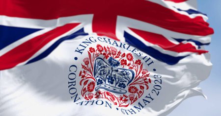 Téléchargez les photos : Londres, Royaume-Uni, avril 2023 : Drapeaux avec l'emblème du couronnement du roi Charles III et de l'agitation britannique. Illustration éditoriale 3d rendu d'illustration. Concentration sélective - en image libre de droit