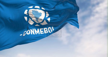 Foto de Luque, PAR, abril 2023: bandera de CONMEBOL ondeando en el viento en un día despejado. Confederación Sudamericana de Fútbol. Ilustración editorial ilustrativa 3d render - Imagen libre de derechos