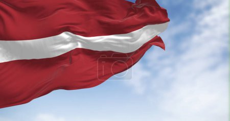 Vue rapprochée du drapeau national letton agitant le vent. Champ rouge carmin avec une étroite bande blanche au milieu. Illustration 3D rendu. Tissu flottant. Patriotisme letton