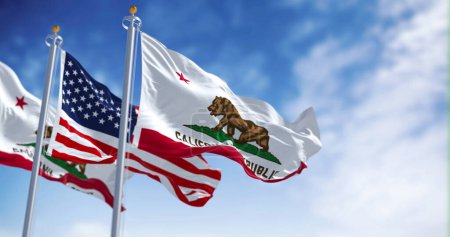 Téléchargez les photos : Le drapeau de la République de Californie agitant avec le drapeau national des États-Unis d'Amérique par temps clair. Illustration 3D rendu. Textile ondulé - en image libre de droit
