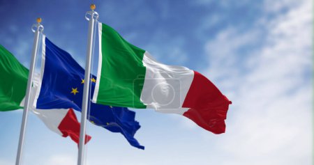 las banderas de Italia y de la Unión Europea ondeando en el viento en un día soleado. Democracia y política. Estado miembro de la UE. 3d render ilustración. Tejido de aleteo