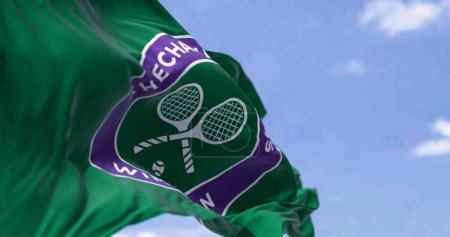 Téléchargez les photos : Londres, Royaume-Uni, mai 2023 : Drapeau avec le logo Wimbledon des Championnats agitant le vent. Le championnat de Wimbledon est un tournoi de tennis majeur. Illustration éditoriale 3d rendu. - en image libre de droit