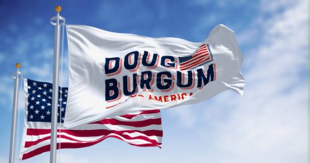 Foto de Arthut, EE.UU., junio de 2023: Banderas de Doug Burgum campaña electoral y la bandera nacional de los Estados Unidos ondeando. 2024 Elecciones presidenciales de Estados Unidos. Ilustración editorial ilustrativa 3d render - Imagen libre de derechos