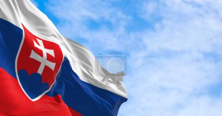 Téléchargez les photos : Le drapeau national de la Slovaquie agitant dans le vent. Tricolore horizontal blanc, bleu et rouge. Armoiries nationales au treuil. Illustration 3D rendu. Côté tissu flottant - en image libre de droit