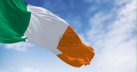 Téléchargez les photos : Drapeau national de l'Irlande agitant le vent. Tricolore vertical de vert, blanc et orange. Membre de l'Union européenne. Illustration 3D rendu. Tissu flottant. Concentration sélective. - en image libre de droit