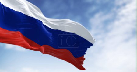 Drei russische Nationalflaggen wehen an einem klaren Tag im Wind. Weiße, blaue und rote Querstreifen. Flagge der Russischen Föderation. 3D-Illustrationsrenderer. Flatterndes Textil.