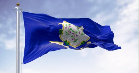 Foto de La bandera del estado de Connecticut ondeando en un día claro. Escudo blanco sobre fondo azul con tres viñas cada una con racimos de uvas. Fondo texturizado. Ilustración 3d render - Imagen libre de derechos