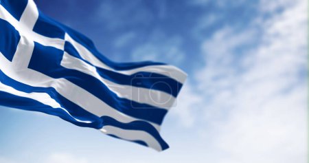 Die griechische Nationalflagge weht an einem klaren Tag im Wind. Blaue und weiße Streifen mit einem blauen Kanton, der ein weißes Kreuz trägt. 3D Illustration rendern. Flatternder Stoff. Selektiver Fokus