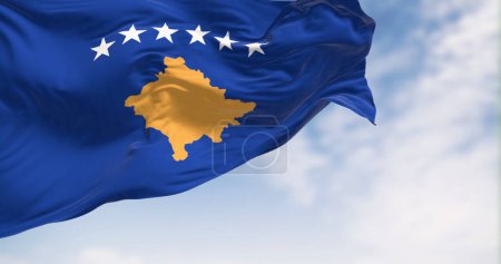 Téléchargez les photos : Drapeau national du Kosovo agitant le vent par temps clair. Bleu avec une carte jaune du Kosovo et six étoiles blanches au-dessus. Illustration 3D rendu, Tissu flottant. - en image libre de droit