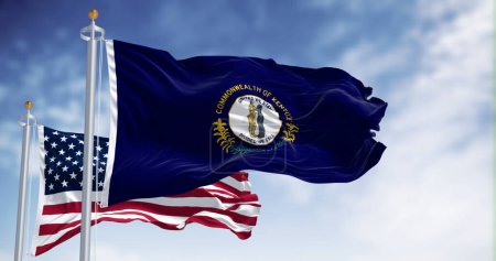 Flaggen von Kentucky und den Vereinigten Staaten wehen an einem klaren Tag im Wind. Südoststaat der Vereinigten Staaten. Demokratie und Identität. 3D Illustration rendern. Flatternder Stoff.