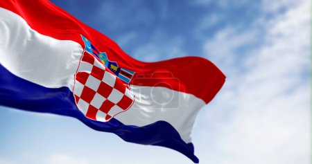 La bandera nacional de Croacia ondeando en el viento en un día claro. Rayas horizontales rojas, blancas y azules con escudo de armas en el centro. 3d render ilustración. Tejido ondulado. Enfoque selectivo