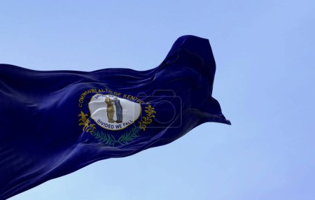 Téléchargez les photos : Le drapeau américain du Kentucky agitant. Le drapeau du Kentucky arbore le sceau de l'État : deux hommes embrassent, devise United We Stand, Divided We Fall above. Illustration 3D rendu. Tissu flottant - en image libre de droit