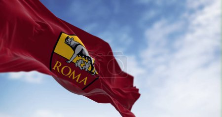 Foto de Roma, Italia, 30 de julio de 2023: AS Roma flag waving. AS Roma es un club de fútbol profesional con sede en Roma. Ilustrativo editorial 3d illustration render. Fondo texturizado de tela - Imagen libre de derechos