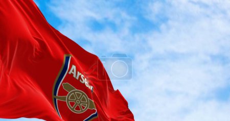 Foto de Londres, Reino Unido, 20 de agosto de 2023: Arsenal Football Club flag ondeando en un día despejado. Club de fútbol profesional inglés. Ilustrativo editorial 3d illustration render. Tejido ondulado. Enfoque selectivo - Imagen libre de derechos