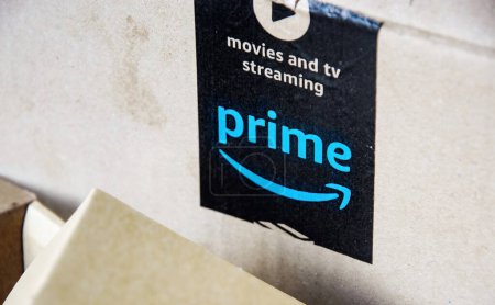 Foto de Roma, Italia, 5 de agosto de 2020: logotipo de Amazon Prime en una caja de cartón. - Imagen libre de derechos