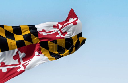 Die Flagge des Bundesstaates Maryland weht an einem klaren Tag. Vier Quadranten in den Farben der Familien Calvert und Crossland. 3D Illustration rendern. Flatternder Stoff