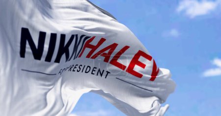 Foto de Charleston, Estados Unidos, 15 de junio de 2023: Nikki Haley 2024 bandera de campaña presidencial ondeando en el viento en un día despejado. Ilustración editorial ilustrativa 3d render - Imagen libre de derechos
