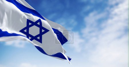 Foto de Bandera nacional del Estado de Israel ondeando en el viento en un día despejado. Estrella Azul de David en el centro, flanqueada por dos franjas azules horizontales en un campo blanco. 3d render ilustración. Enfoque selectivo - Imagen libre de derechos