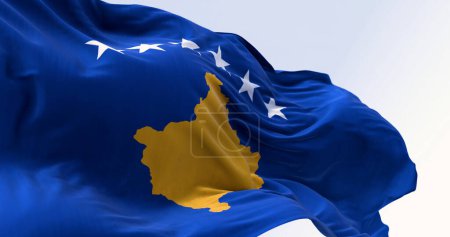 Téléchargez les photos : Gros plan du drapeau national du Kosovo agitant. Six étoiles blanches au-dessus d'une carte dorée du Kosovo dans un champ bleu. Illustration 3D rendu. Ondulation tissu texturé. - en image libre de droit