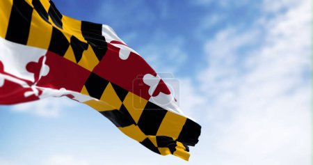 Foto de Bandera del estado de Maryland ondeando en un día despejado. Cuatro cuadrantes con los colores de las familias Calvert y Crossland. 3d render ilustración. Tejido ondulado. Enfoque selectivo - Imagen libre de derechos
