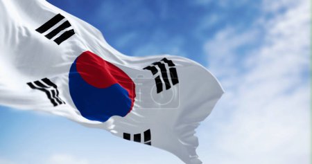 Téléchargez les photos : Gros plan du drapeau national de la Corée du Sud agitant un jour clair. Champ blanc, centre Taegeuk rouge-bleu, quatre trigrammes noirs. Illustration 3D rendu. Concentration sélective. Tissu ondulant - en image libre de droit