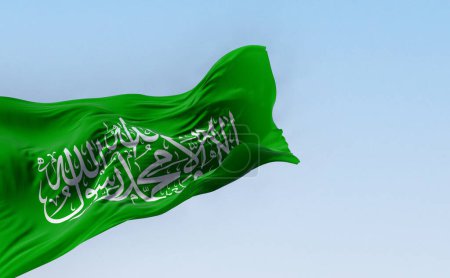 Die Flagge der Hamas weht an einem klaren Tag im Wind. Palästinensische politische und paramilitärische Organisation. Weiße Shadada auf grünem Hintergrund. 3D Illustration rendern. Wellenförmiges Gewebe