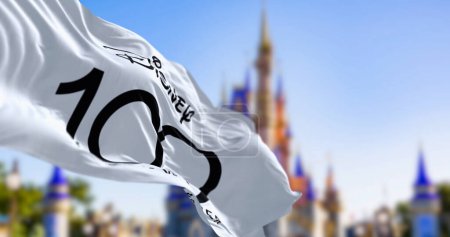 Téléchargez les photos : Orlando, États-Unis, 10 octobre 2023 : Drapeau de célébration pour le 100e anniversaire de la Walt Disney Company agitant le vent. Illustration éditoriale 3d rendu - en image libre de droit