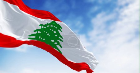 Téléchargez les photos : Drapeau national du Liban agitant dans le vent par temps clair. Trois bandes horizontales de rouge, blanc, rouge, avec un cèdre libanais vert au centre. Illustration 3D rendu. Tissu ondulant. Concentration sélective - en image libre de droit