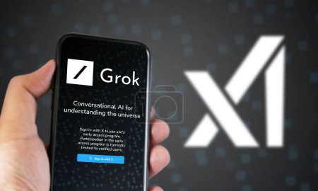 Foto per San Francisco, Stati Uniti, 4 novembre 2023: mano che tiene uno smartphone con pagina di accesso Grok sullo schermo. Grok è un chatbot di intelligenza artificiale generativa conversazionale sviluppato da xAI. - Immagine Royalty Free