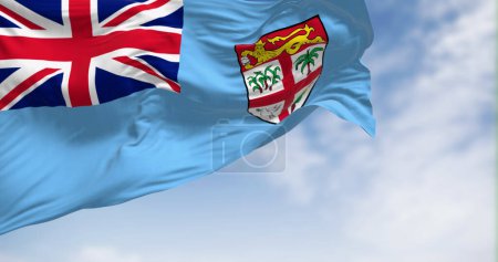 Foto de Detalle de la bandera nacional de FIji ondeando en el viento en un día despejado. Fiji es un país insular en Melanesia, parte de Oceanía en el Océano Pacífico Sur. Enfoque selectivo. Movimiento lento sin fisuras - Imagen libre de derechos