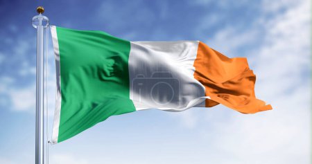 Téléchargez les photos : Drapeau national de l'Irlande agitant dans le vent par temps clair. Tricolore vertical de vert, blanc et orange. Membre de l'Union européenne. Illustration 3D rendu. Tissu flottant. - en image libre de droit