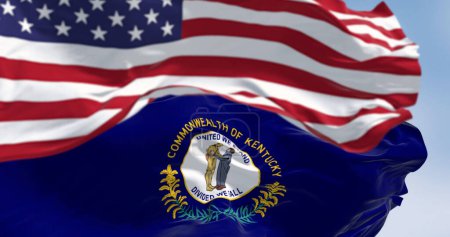 Téléchargez les photos : Le drapeau de l'État du Kentucky et le drapeau américain agitant le vent par temps clair. État du sud-est des États-Unis. Démocratie et identité. Illustration 3D rendu. Tissu flottant. - en image libre de droit