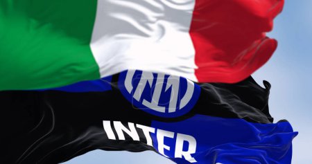 Foto de MIlan, IT, 10 de septiembre de 2023: Banderas del club de fútbol Inter e Italia ondeando al viento en un día despejado. Ilustrativo editorial 3d illustration render. Tejido de aleteo - Imagen libre de derechos