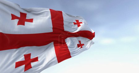 Téléchargez les photos : Drapeau national de Géorgie agitant dans le vent par temps clair. Blanc avec une croix rouge, quatre croix plus petites dans chaque quadrant. Illustration 3D rendu. Tissu flottant - en image libre de droit