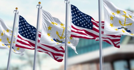 Téléchargez les photos : Drapeau de Rhode Island agitant le drapeau américain. Ancre dorée au centre entourée de treize étoiles dorées. Illustration 3D rendu. Tissu ondulant. - en image libre de droit