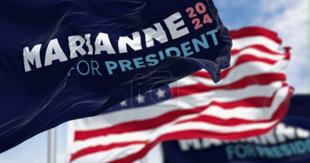 Foto de Houston, EE.UU., 13 de octubre de 2023: Marianne Williamson 2024 banderas de campaña presidencial ondeando con la bandera americana. Primarias del partido demócrata. Ilustración editorial ilustrativa 3d render - Imagen libre de derechos