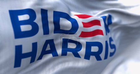 Foto de Wilmington, EE.UU., 22 de diciembre de 2023: Primer plano de Biden Harris 2024 ondeando la bandera de la campaña presidencial. Ilustrativo editorial 3d illustration render. Fondo texturizado - Imagen libre de derechos