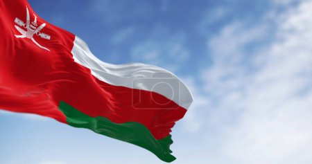 Téléchargez les photos : Drapeau national d'Oman agitant le vent par temps clair. Bande rouge verticale avec emblème Oman et trois bandes horizontales : blanc, rouge et vert. Illustration 3D rendu. Tissu ondulant - en image libre de droit