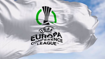 Foto de Atenas, GR, 20 dic 2023: Primer plano de la bandera de la UEFA Europa Conference League ondeando en un día despejado. Competición anual de clubes de fútbol para clubes europeos. ilustrativo editorial 3D ilustración render - Imagen libre de derechos