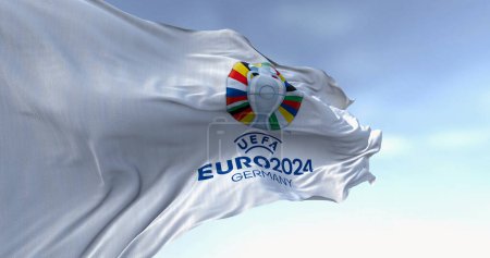 Téléchargez les photos : Berlin, DE, 30 juin 2023 : Drapeau du Championnat d'Europe de football Euro 2024 de l'UEFA agitant par temps clair. Événement sportif international. Illustration éditoriale 3d rendu - en image libre de droit