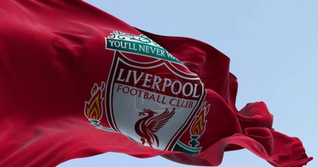 Téléchargez les photos : Liverpool, Royaume-Uni ; 14 sept. 2023 : Gros plan du drapeau du Liverpool Football Club agitant par temps clair. Illustration éditoriale 3d rendu d'illustration. Tissu flottant - en image libre de droit