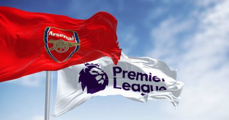 Foto de Londres, Reino Unido, 18 de julio de 2023: El Arsenal Football Club y las banderas de la Premier League ondean en un día despejado. ilustrativo editorial 3d illustration render. Tejido ondulado. Enfoque selectivo - Imagen libre de derechos
