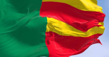 Gros plan sur les drapeaux nationaux du Bénin. Deux bandes horizontales jaune et rouge du côté de la mouche et une bande verticale verte au treuil. Illustration 3D rendu. Tissu flottant. Concentration sélective