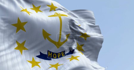 Téléchargez les photos : Gros plan sur le drapeau de Rhode Island. Ancre dorée au centre entourée de treize étoiles dorées. Illustration 3D rendu. Gros plan. Tissu ondulant - en image libre de droit