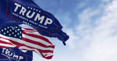 Foto de Arlington, EE.UU., 22 de octubre de 2023: Donald Trump 2024 bandera de campaña presidencial ondeando con bandera estadounidense ondeando juntos. Elecciones presidenciales de 2024. Ilustración editorial ilustrativa 3d render - Imagen libre de derechos