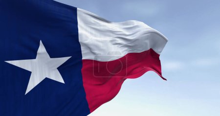Nahaufnahme der Flagge des Staates Texas, die im Wind weht. Blauer vertikaler Streifen mit weißem Stern, weißen und roten horizontalen Streifen. 3D-Illustrationsrenderer. Nahaufnahme. Flatternder Stoffhintergrund