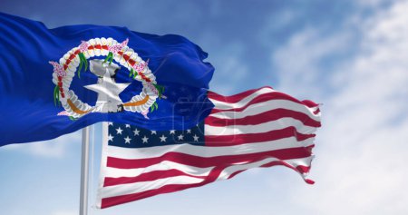 Foto de Banderas de las Islas Marianas del Norte y los Estados Unidos de América ondeando en un día despejado. Territorio no incorporado de los Estados Unidos 3d ilustración render. Tejido ondulado - Imagen libre de derechos