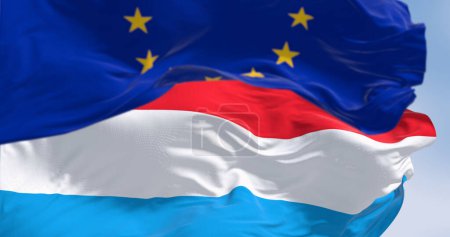 Die Flaggen Luxemburgs und der Europäischen Union wehen an einem klaren Tag im Wind. Luxemburg wurde im Januar 1958 Mitglied der EU. 3D Illustration rendern. Flatterndes Textil