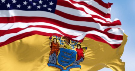 Die Flaggen des Staates New Jersey wehen an einem klaren Tag mit der amerikanischen Flagge. US-Staatsflagge. Stolz und Gemeinschaftsgefühl. 3D Illustration rendern. Kräuselnder Stoff. Selektiver Fokus