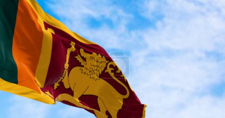 Nahaufnahme der Nationalflagge Sri Lankas, die an einem klaren Tag geschwenkt wird. Grüne und orangefarbene Streifen, Amaranth-Platte mit gelbem Löwen, Schwert, Ficus religiosa Blätter. 3D Illustration rendern. Wellenförmiges Gewebe